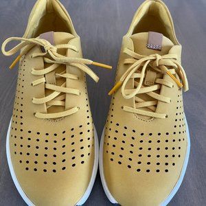 NWT Women's Clarks Un Rio Tie - yellow nubuck - size 8M